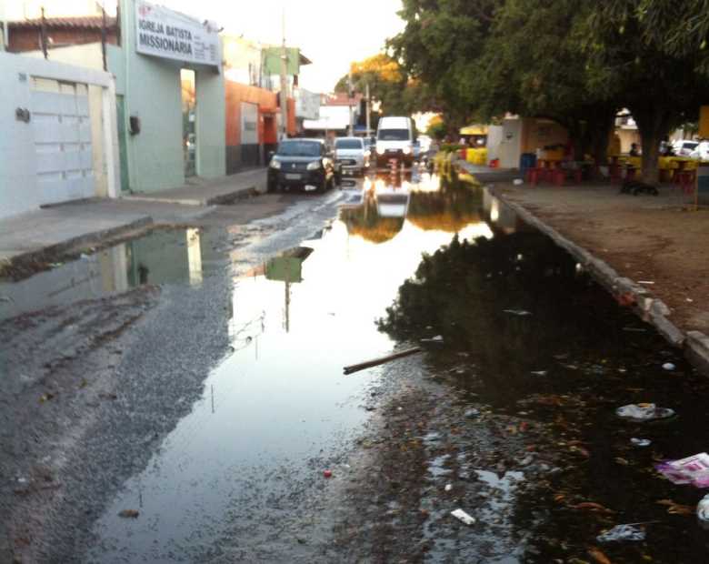 Cano estourado provoca desperdício de água potável em rua da Areia Branca