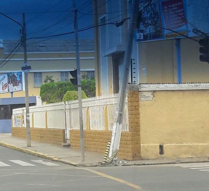 Poste na Avenida Guararapes é novamente alvo da 